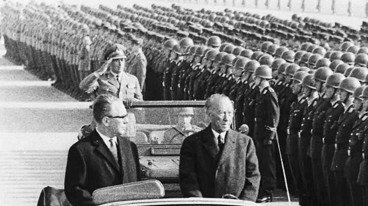 Bundeskanzler Konrad Adenauer (r) mit Verteidigungsminister Kai-Uwe von Hassel bei einer Militärparade 1963.