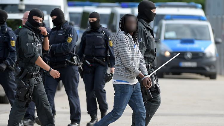 Mehrere Personen wurden bei dem Polizeieinsatz in Gewahrsam genommen.