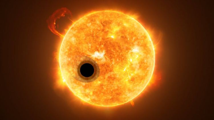 Exoplanet WASP-107b vor seiner Sonne.