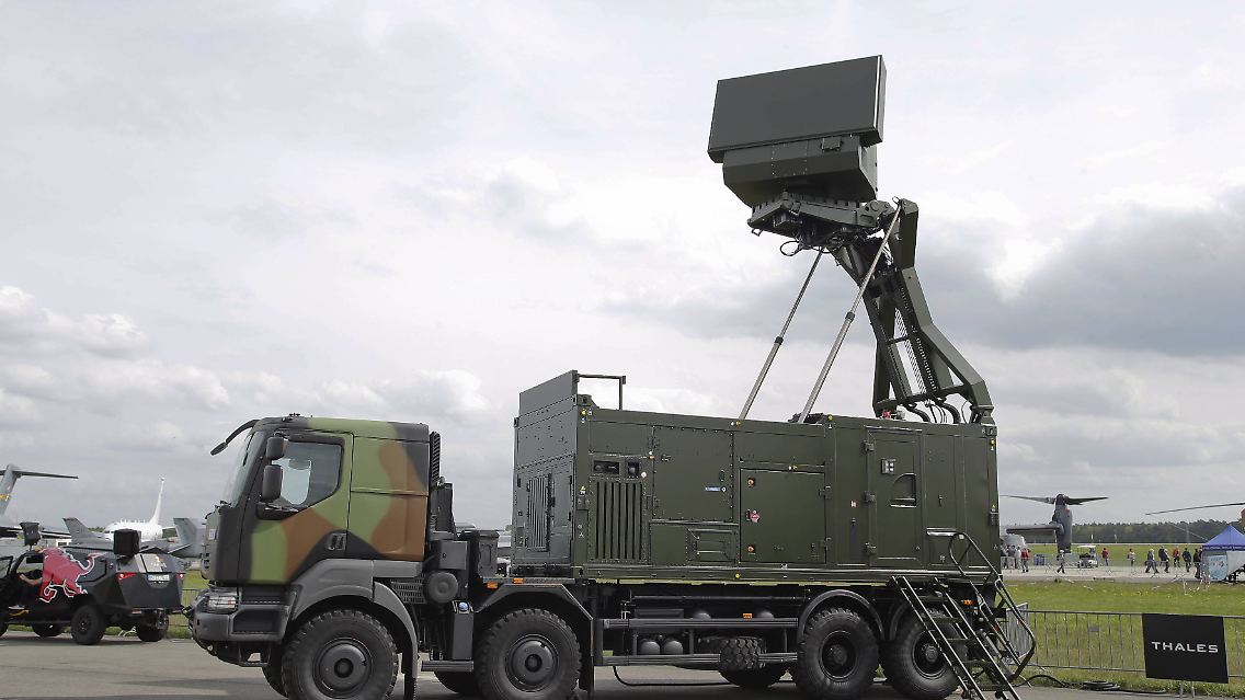 Mobiles Radarsystem von Thales auf der diesjährigen Internationalen Luft- und Raumfahrtausstellung in Berlin.