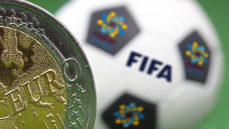 Spielerberater können viel Geld verdienen - das Geschäft soll transparenter werden.