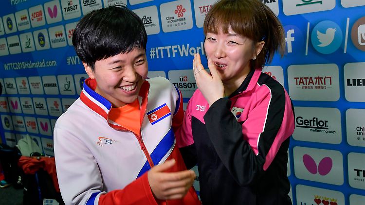 Statt gegeneinander spielen die Frauen aus Süd- und Nordkorea bei der Weltmeisterschaft nun miteinander.