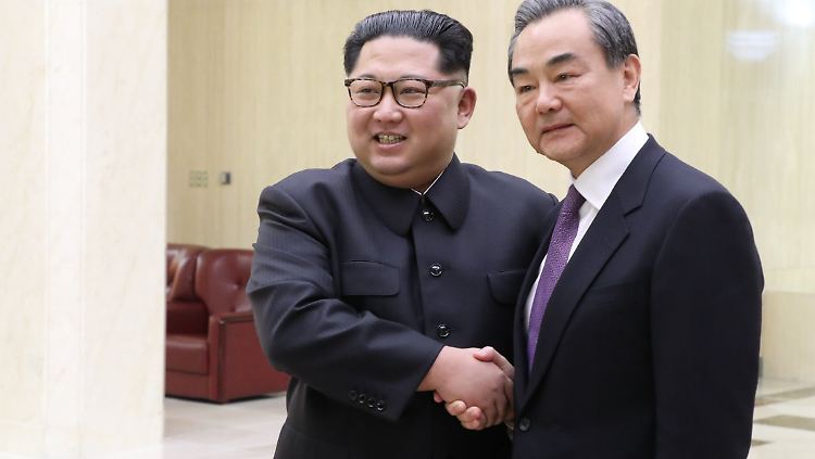 Chinas Außenminister Wang (r.) gratulierte Kim zu verbesserten Beziehungen mit Südkorea.
