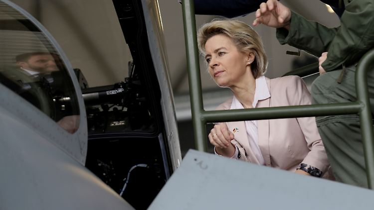 Verteidigungsministerin Ursula von der Leyen begutachtet einen Eurofighter Typhoon.