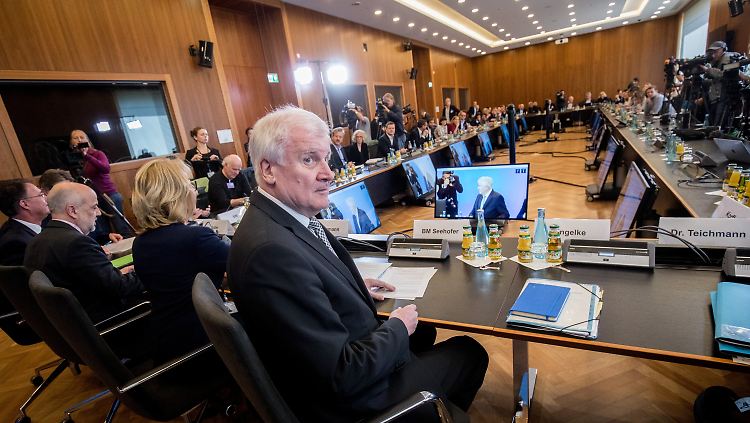 Großes Ressort, großer Minister, große Pressekonferenz: Seehofer stellte am Donnerstag seine diversen Projekte vor.