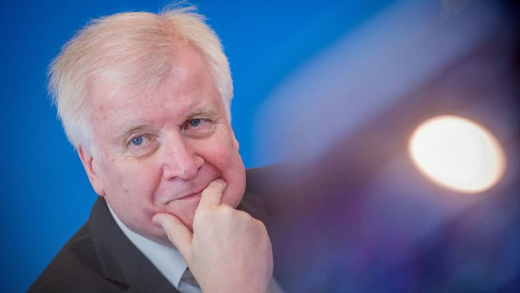 Für Details hat Seehofer seine Staatssekretäre, er selbst sieht sich offenbar für die großen Linien zuständig.
