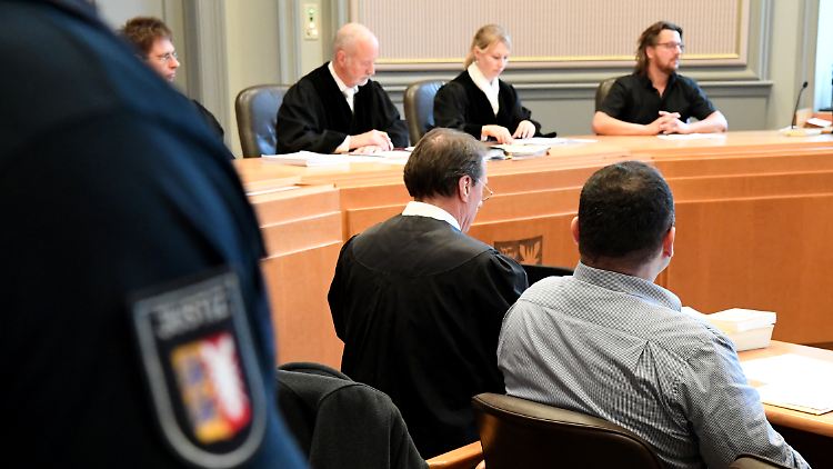 Der Angeklagte (v. r.) folgt dem Prozess ohne sichtbare Regungen.