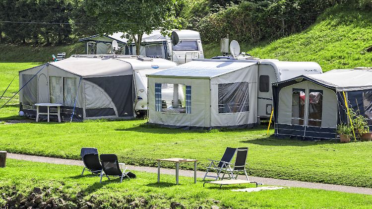 Mit Klappstuhl und TV-Antenne: Auf's Fernsehen wollen viele auch im Urlaub nicht verzichten.