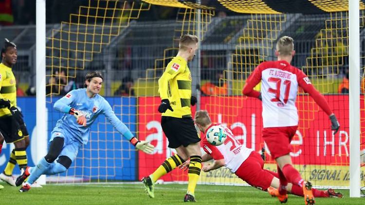 Gegen Marco Reus muss Marwin Hitz künftig wohl nur noch im Training ran.