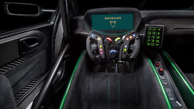Auch die Kommandozentrale im Brabham BT62 steht auf Race.
