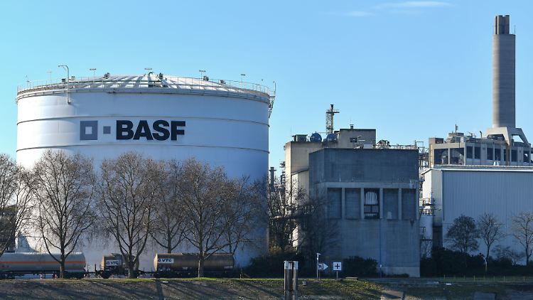 BASF verfolgt weiter seine ambitionierten Jahresziele.
