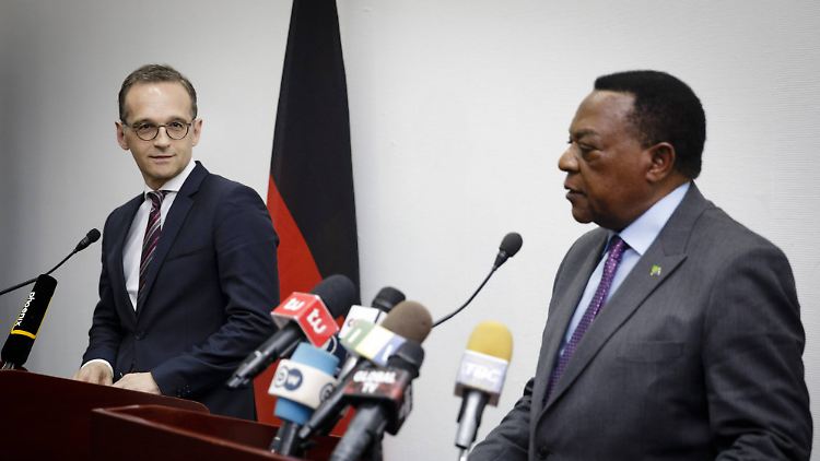 Zu Besuch bei seinem tansanischen Amtskollegen Augustine Mahiga: Heiko Maas in Daressalam.