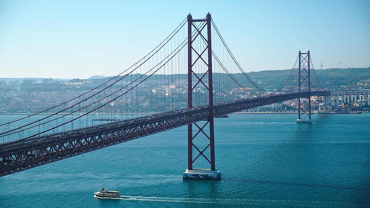 Die Hängebrücke Ponte 25 de Abril ist ein Wahrzeichen von Lissabon.