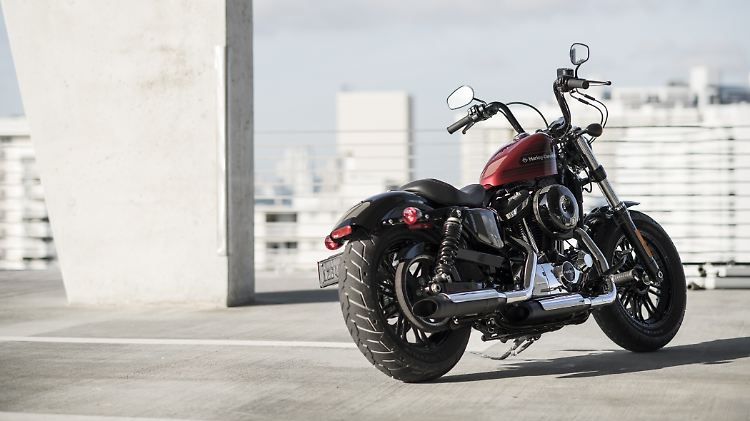 Der extrem erfolgreichen Forty-Eight stellt Harley-Davidson eine "Special" zur Seite.