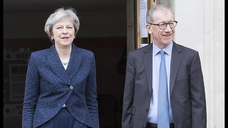 Theresa May und Ehemann Philip nach dem Urnengang in London.