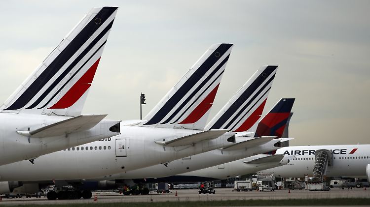 Die französischen Gewerkschaften fordern für die Air-France-Beschäftigten eine sofortige Gehaltserhöhung um 5,1 Prozent, nachdem der Konzern seinen Gewinn 2017 kräftig gesteigert hatte.