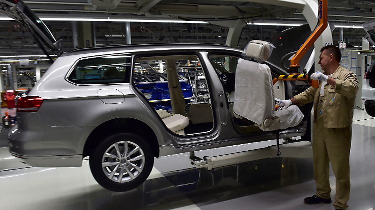 Mit dem Streichen von Modellvarianten wollen VW und BMW profitabler werden.