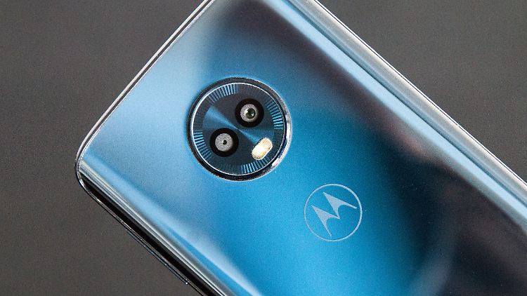 Die Kameraeinheit des Moto G6 sieht ein bisschen wie ein lustiges Mondgesicht aus.
