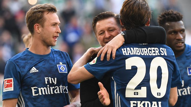 Mit Trainer Christian Titz in der Hoffnungsrunde: Der HSV träumt weiter vom Nichtabstieg.