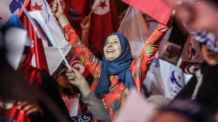 Anhängerin der Ennahda-Partei bei einer Wahlkampfveranstaltung 2014. Die jetzt stattfindende Kommunalwahl gilt als wichtiger Stimmungstest für die Parlamentswahlen 2019.