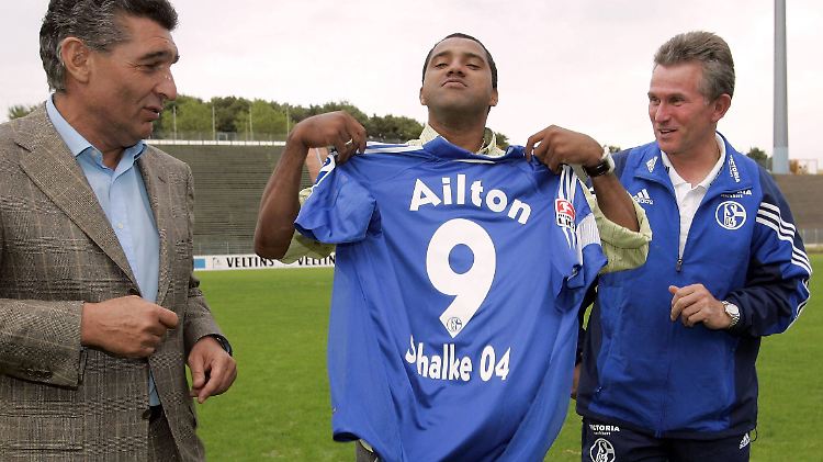 Ailton wechselt von Werder nach Schalke - und will auch seinen Rasen am liebsten blau färben. 