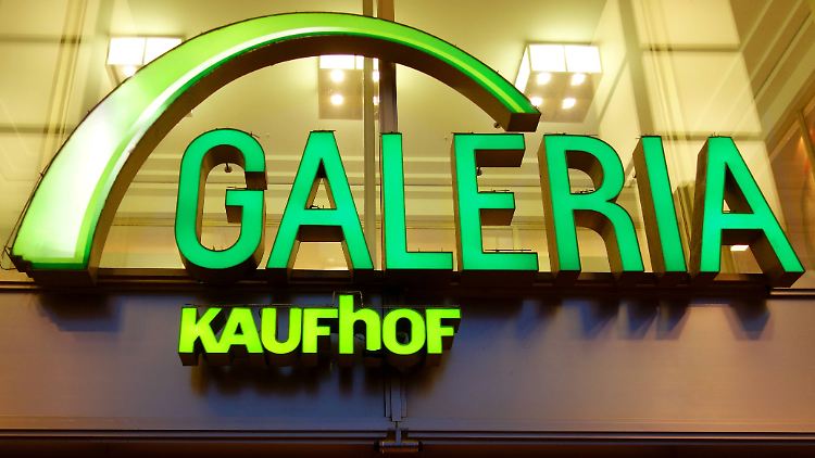 Die Gewerkschaft Verdi hat sich grundsetzlich bereit erklärt, über Einschnitte für die Kaufhof-Mitarbeiter zu sprechen.