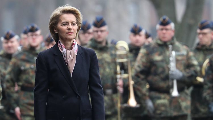 Der Ruf der Ministerin in der Truppe ist durchwachsen: Von der Leyen mit Soldaten.