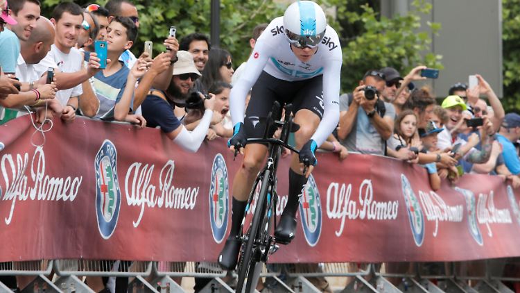 Froome kann zu Beginn nicht überzeugen. Beim Einfahren war er gestürzt.