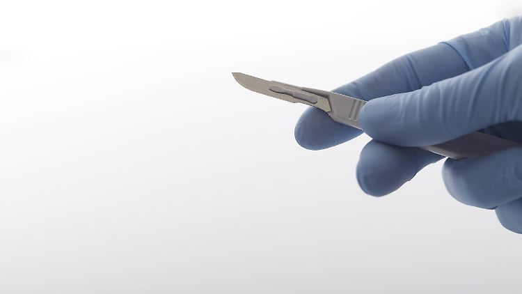 Jede Bewegung des Neurochirurgen muss präzise sitzen.