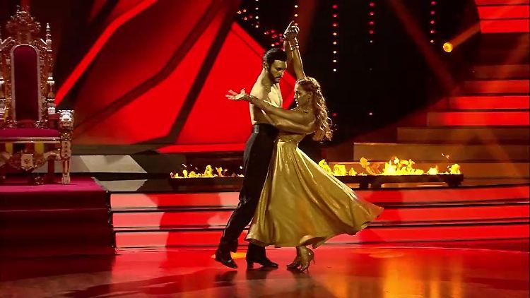 Die gold Angesprühten: Bela Klentze und Oana beim Paso Doble.