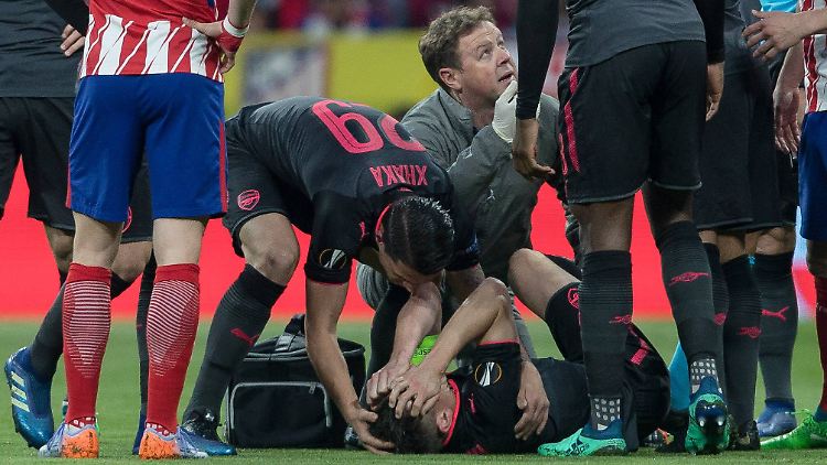 Ohne Fremdeinwirkung verletzte sich Arsenal-Kapitän Koscielny beim EL-Halbfinale in Madrid. 