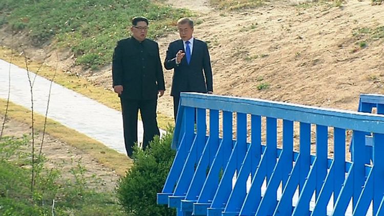 Kim Jong Un (l.) und Moon Jae In vereinbarten die Angleichung der Zeitzonen bei ihrem Treffen am 27. April 2018.