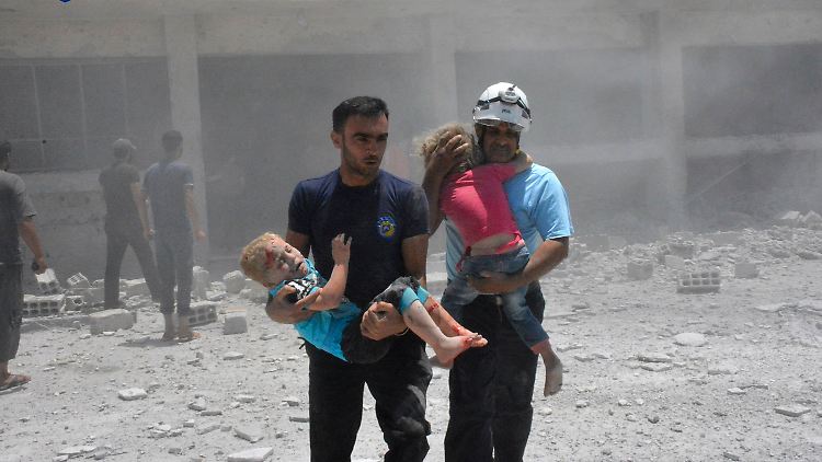 Wegen Fotos wie diesem von der Rettung verletzter Kinder in Daraa im vergangenen Jahr, stehen die Weißhelme in der Kritik, ihre Arbeit diene hauptsächlich der Propaganda. 