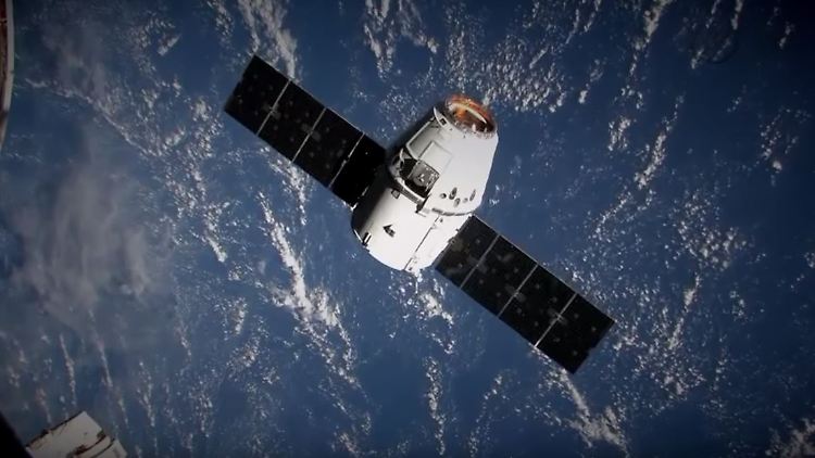 Blick aus dem Fenster der ISS: Hier schwebt der Raumfrachter "Dragon" noch mit aufgespannten Solarflügeln heran.