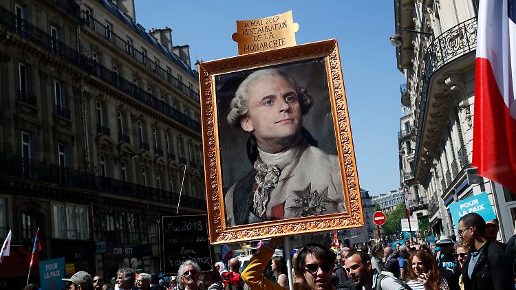 Mit Liebe zum historischen Detail zur Demo: Dieses Gemälde zeigt Macron als König Ludwig XVI, die Aufschrift lautet "14. Mai 2017, Wiederherstellung der Monarchie".