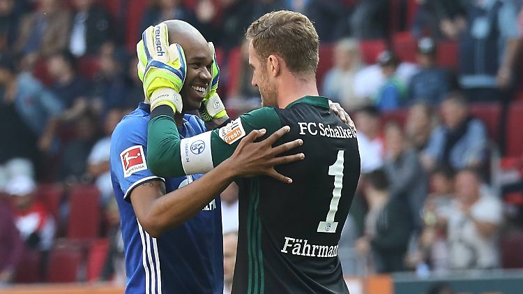 Geschafft: Schalkes Naldo und Torhüter Ralf Fährmann.