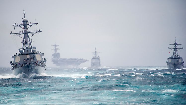 Die "USS George H.W. Bush" und ihre Begleitschiffe im Atlantik (Archivbild): Die größte Seemacht der Welt richtet sich neu aus.