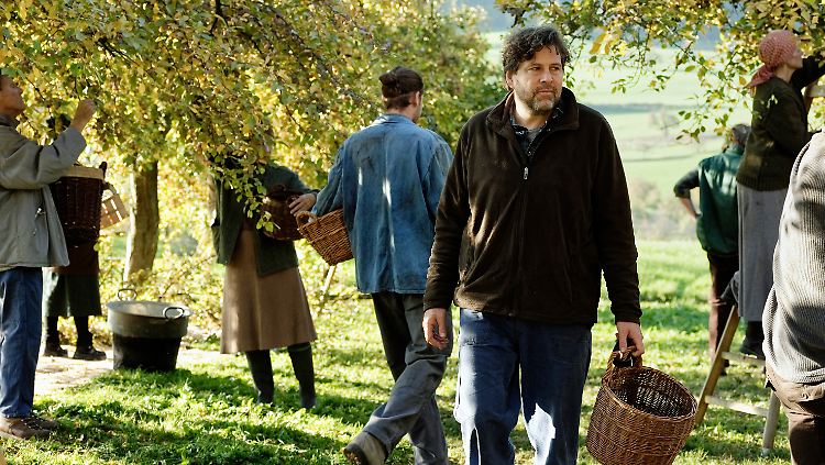 Kommissar Berg (Hans-Jochen Wagner) lässt sich bei der Ernte von Öko-Nazis helfen.