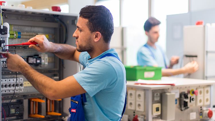 Siemens setzt in seinen Ausbildungszentren auch auf Flüchtlinge. Doch damit ist das Problem des Fachkräftemangels nicht gelöst.