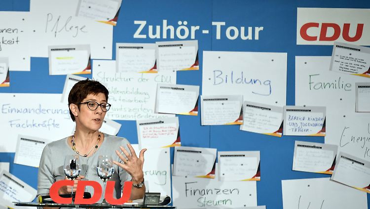 Mehr als 45 Termine absolviert Annegret Kramp-Karrenbauer bei ihrer "Zuhör-Tour" (hier beim Auftakt in Konstanz).