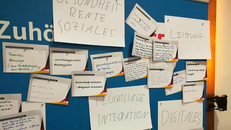 Die Karten mit Fragen und Forderungen werden jeweils gesammelt und sollen dann in der CDU-Zentrale ausgewertet werden.