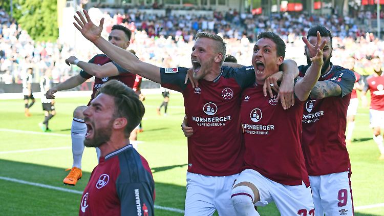 Jubel in Sandhausen: Nürnberg steigt auf.