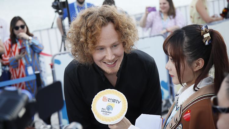 Dafür interessiert man sich sogar in China: Michael Schulte bei der ESC-Eröffnung in Lissabon.