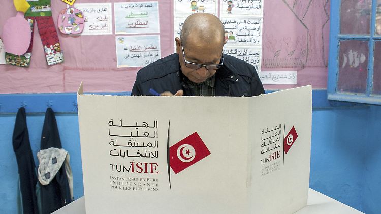Nur rund 5,4 Millionen der etwa 11,4 Millionen Tunesier waren für die Kommunalwahl registriert.