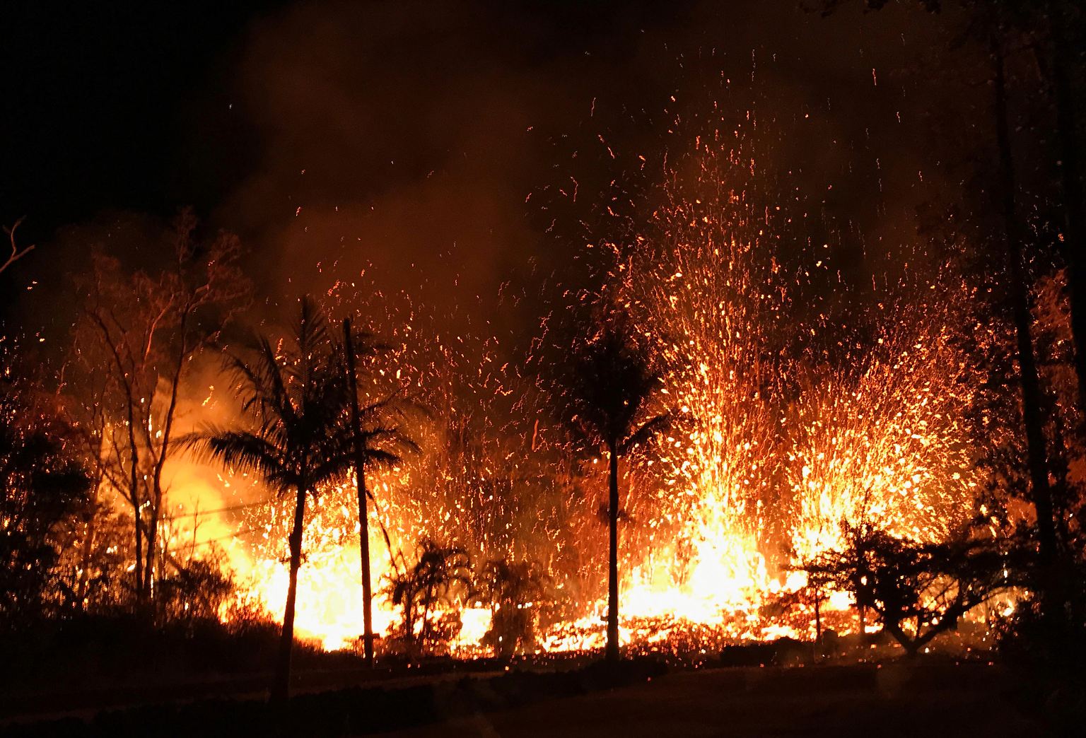 Der Kilauea ist einer der aktivsten Vulkane auf Big Island, der größten Insel Hawaiis. Bis zu 70 Meter hoch ...