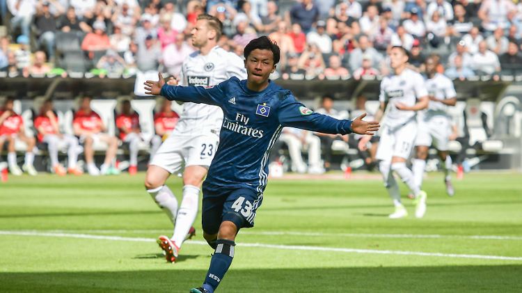 Tor für den Hamburger SV: Tatsuya Ito freut sich. Doch dann schaltet sich der Videoassistent ein.