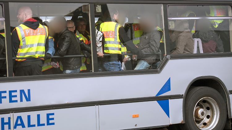 Bundespolizisten begleiten abgelehnte Asylbewerber aus Tunesien im Zubringer-Bus zum Flugzeug.