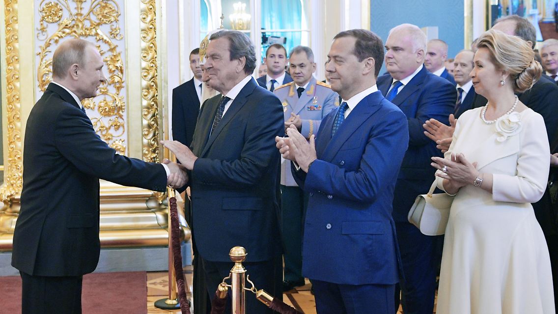 Immerhin gibt es für Medwedew einen Trost. Unmittelbar nach seiner Vereidigung schlägt Putin den 52-Jährigen erneut für das Amt des Ministerpräsidenten vor. Nur die Duma muss noch zustimmen - eine reine Formsache.
