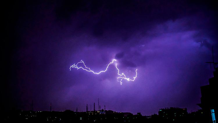 Nach der Wärme der vergangenen Tage kommt es ab Donnerstag zu ordentlichen Gewittern - und einer deutlichen Abkühlung.
