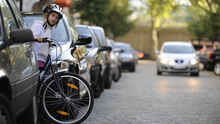 Kinder unter acht Jahren nicht auf der Straße fahren zu lassen, dient nicht dem Zweck, Dritte vor Schäden durch Kinder zu bewahren.
